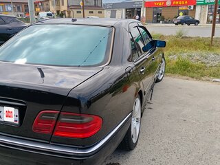 1998 Mercedes-Benz E-Класс 320 II (W210, S210), чёрный, 395000 рублей, вид 3