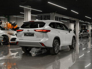 2025 Toyota Highlander IV (XU70), белый, 5230000 рублей, вид 5