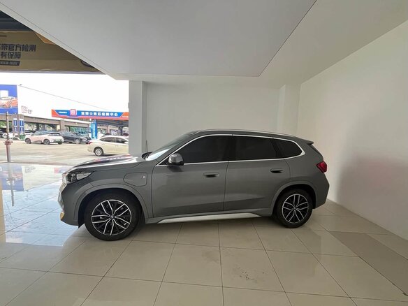2025 BMW iX1 eDrive 25L, серый, 3830111 рублей - вид 4