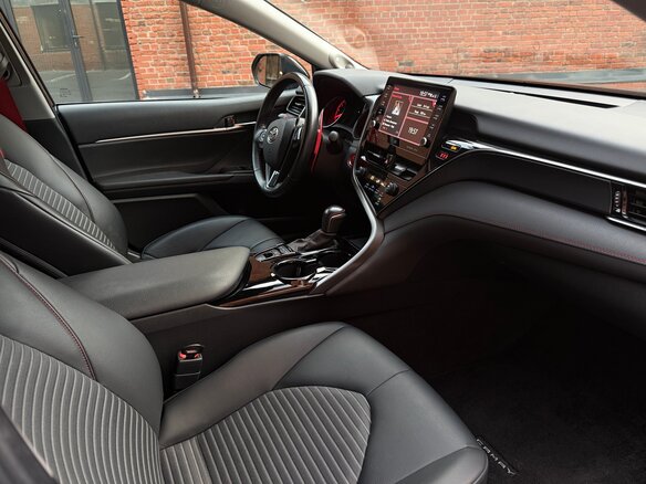 2022 Toyota Camry US Market VIII (XV70) Рестайлинг, чёрный, 3250000 рублей - вид 6
