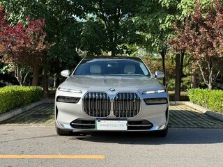 2026 BMW i7 xDrive60 I (G70), серебристый, 15333666 рублей, вид 2