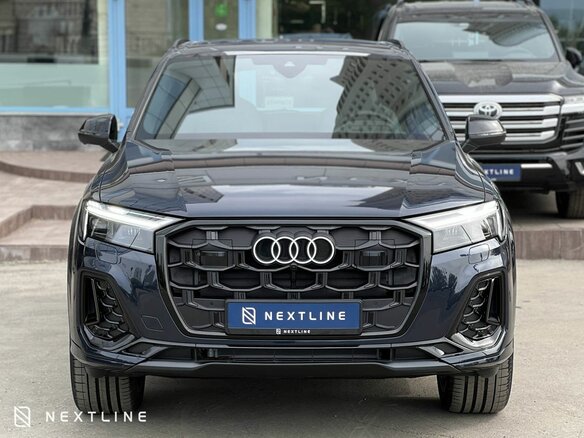 2025 Audi Q7 45 TFSI II (4M) Рестайлинг 2, синий, 11890000 рублей - вид 3