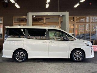 2021 Toyota Voxy III (R80) Рестайлинг, белый, 1873000 рублей, вид 2