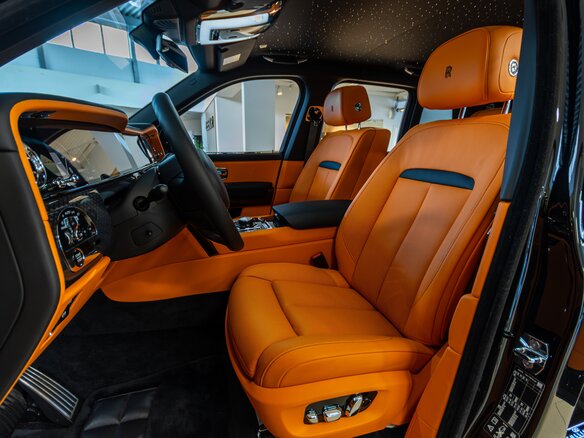 2025 Rolls-Royce Cullinan Black Badge I Рестайлинг (Series II), чёрный, 66500000 рублей - вид 6