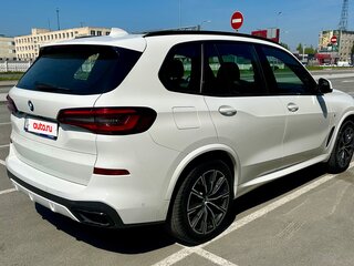 2020 BMW X5 25d IV (G05/G18), белый, 6390000 рублей, вид 5