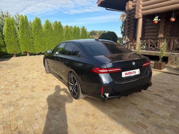 2026 BMW 5 серии 530i xDrive VIII (G60/G61/G68), синий, 9200000 рублей - вид 5