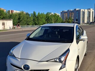 2018 Toyota Prius IV (XW50), белый, 2200000 рублей, вид 3