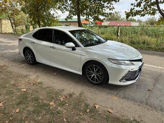 2021 Toyota Camry VIII (XV70) Рестайлинг, белый, 3550000 рублей, вид 4