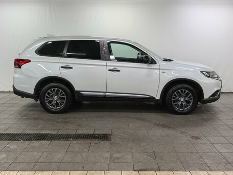 2019 Mitsubishi Outlander III Рестайлинг 3, белый, 1710000 рублей, вид 3