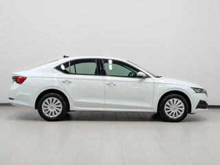 2021 Skoda Octavia IV (A8), белый, 2315000 рублей, вид 4