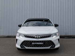 2016 Toyota Camry VII (XV50) Рестайлинг, белый, 2639000 рублей, вид 3