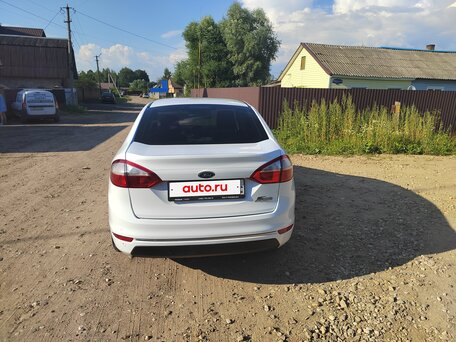 2016 Ford Fiesta Mk6 Рестайлинг, белый, 830000 рублей, вид 5