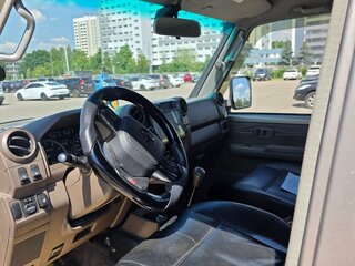 2011 Toyota Land Cruiser 76 70 Series Рестайлинг 1, бежевый, 4900000 рублей, вид 3