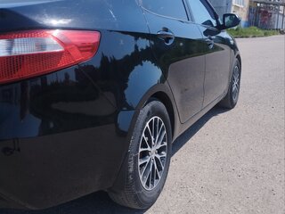 2013 Kia Rio 5-speed III, чёрный, 880000 рублей, вид 4