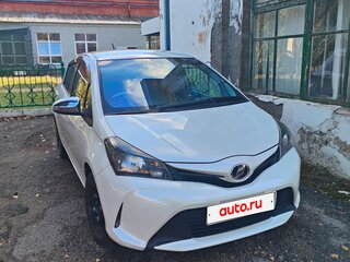 2015 Toyota Vitz III (XP130) Рестайлинг, белый, 800000 рублей, вид 1