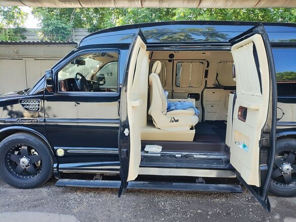 2010 Chevrolet Express II, чёрный, 3100000 рублей - вид 2