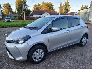 2015 Toyota Vitz III (XP130) Рестайлинг, серый, 860000 рублей, вид 4