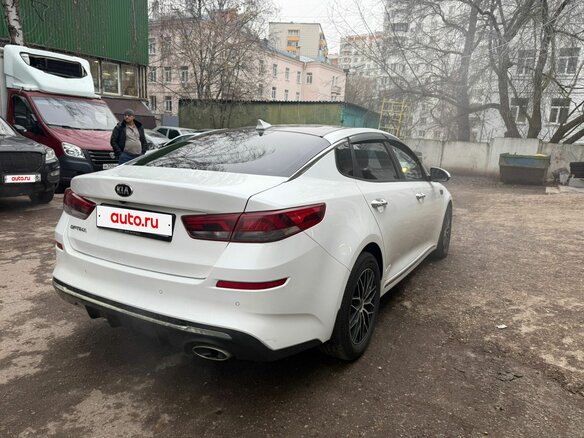 2019 Kia Optima IV Рестайлинг, белый, 1875000 рублей - вид 4