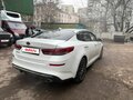 2019 Kia Optima IV Рестайлинг, белый, 1875000 рублей - вид 4