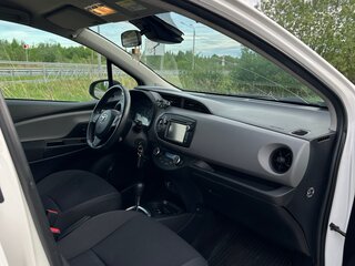 2017 Toyota Yaris III Рестайлинг 2, белый, 1400000 рублей, вид 5
