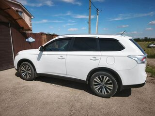 2014 Mitsubishi Outlander III Рестайлинг, белый, 1450000 рублей, вид 3