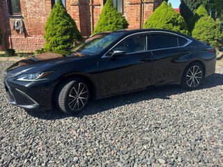 2022 Lexus ES 300h VII Рестайлинг, чёрный, 3100000 рублей, вид 2