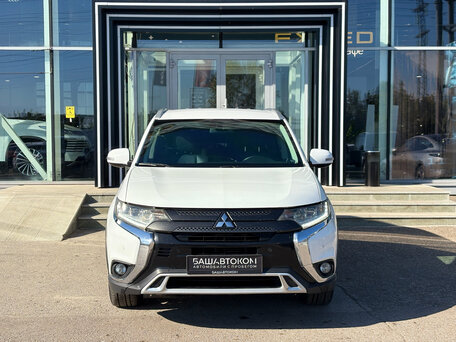 2021 Mitsubishi Outlander III Рестайлинг 3, белый, 2160000 рублей, вид 2