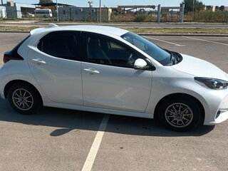 2021 Toyota Yaris IV, белый, 1252000 рублей, вид 3