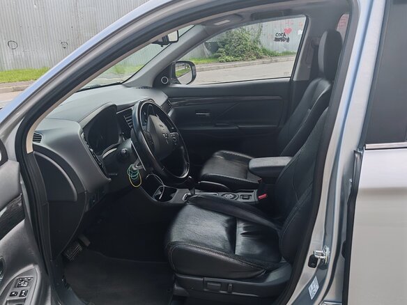 2015 Mitsubishi Outlander III Рестайлинг 2, серебристый, 2000000 рублей - вид 5