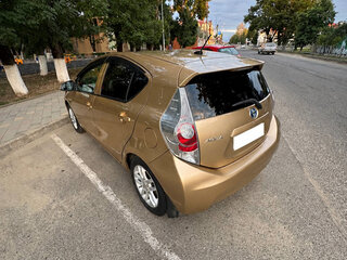 2012 Toyota Aqua I, жёлтый, 750000 рублей, вид 4