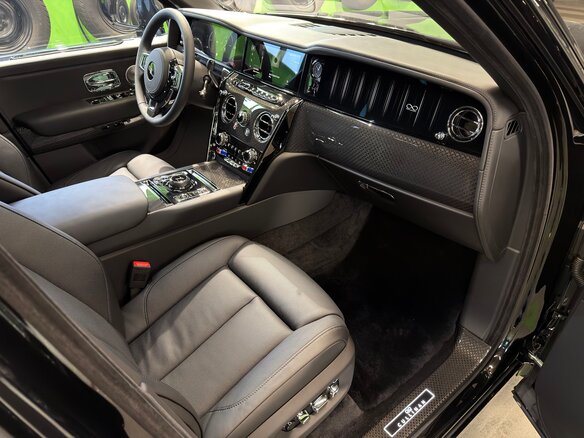 2025 Rolls-Royce Cullinan Black Badge I Рестайлинг (Series II), чёрный, 67900000 рублей - вид 15