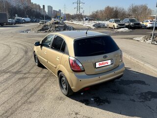 2010 Kia Rio II Рестайлинг, бежевый, 400000 рублей, вид 4