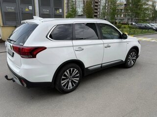 2021 Mitsubishi Outlander III Рестайлинг 3, белый, 3500000 рублей, вид 3