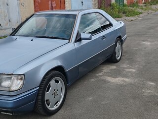1994 Mercedes-Benz E-Класс 220 I (W124), голубой, 1500000 рублей, вид 2
