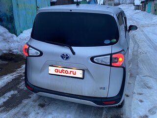 2017 Toyota Sienta II, серебристый, 1385000 рублей, вид 3