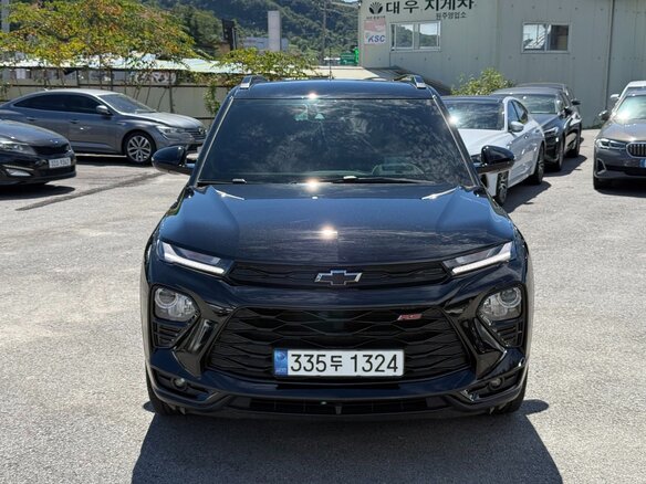 2022 Chevrolet TrailBlazer III, чёрный, 1786000 рублей - вид 1