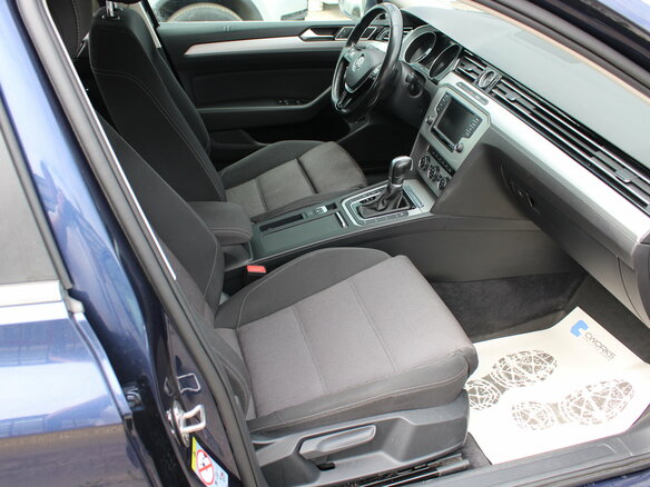 2017 Volkswagen Passat B8, синий, 1450000 рублей - вид 9