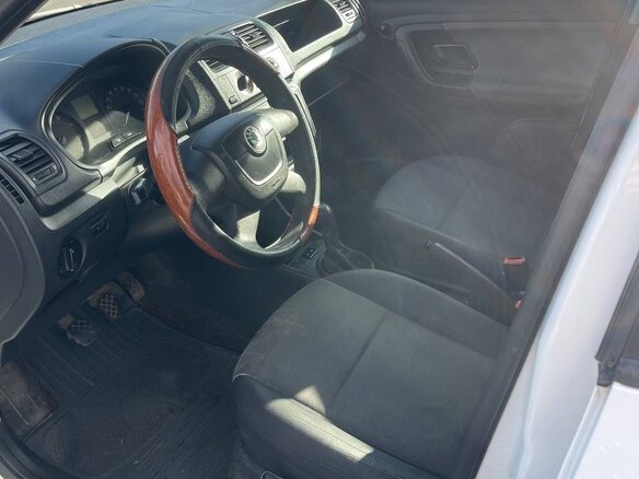 2012 Skoda Fabia II Рестайлинг, белый, 265000 рублей - вид 5