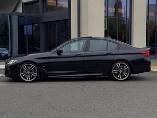 2021 BMW 5 серии M550i xDrive VII (G30/G31/G38) Рестайлинг, синий, 7548000 рублей, вид 4
