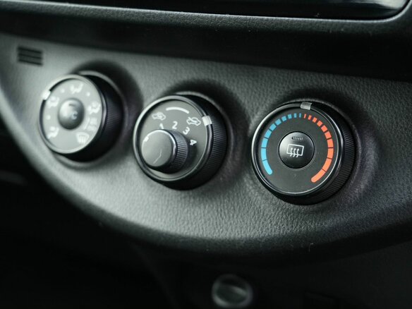 2019 Toyota Vitz III (XP130) Рестайлинг 2, серый, 1050000 рублей - вид 16