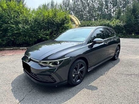 2023 Volkswagen Golf VIII, чёрный, 1970000 рублей, вид 1