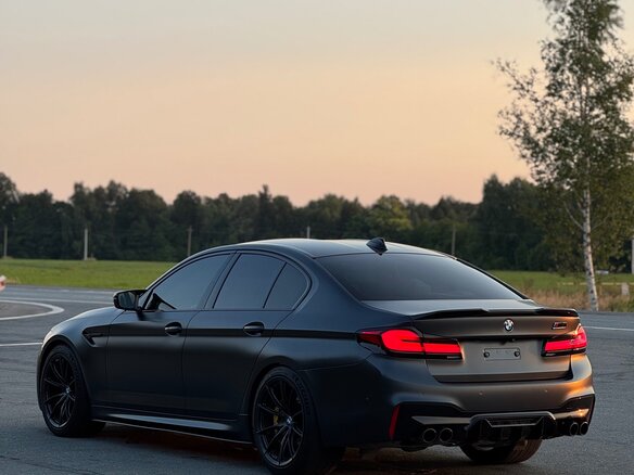 2019 BMW M5 Competition VI (F90), серый, 8000000 рублей - вид 3