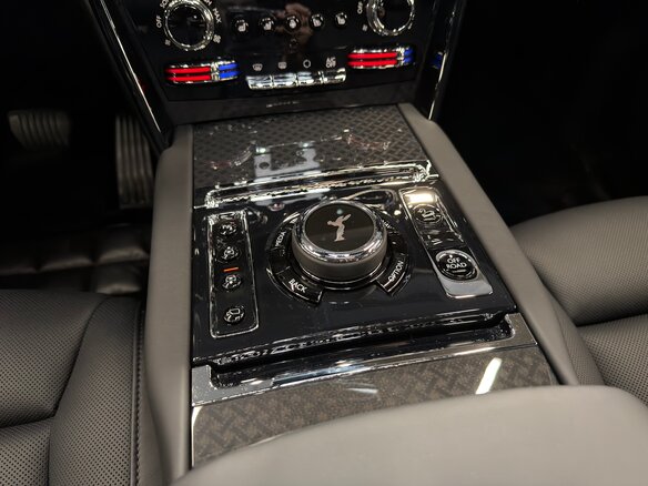 2025 Rolls-Royce Cullinan Black Badge I Рестайлинг (Series II), чёрный, 67900000 рублей - вид 11