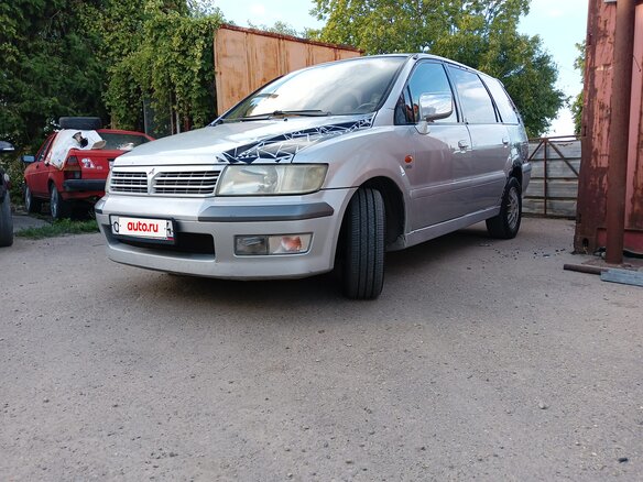 2002 Mitsubishi Space Wagon III, серебристый