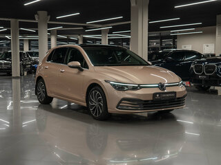 2021 Volkswagen Golf VIII, золотистый, 2440000 рублей, вид 2
