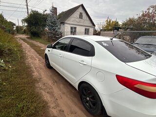 2013 Kia Rio 5-speed III, белый, 850000 рублей, вид 5