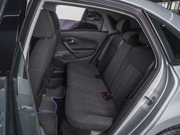 2017 Volkswagen Polo V Рестайлинг, серебристый, 810000 рублей - вид 8