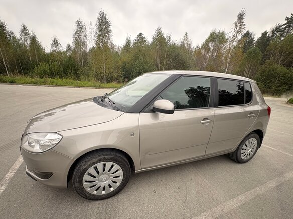 2011 Skoda Fabia II Рестайлинг, серый, 750000 рублей - вид 4