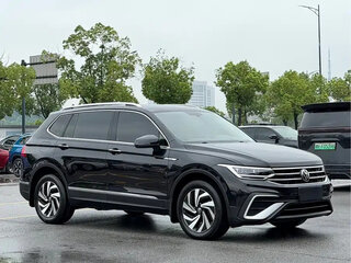 2023 Volkswagen Tiguan II Рестайлинг, чёрный, 2440000 рублей, вид 3