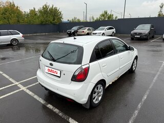 2011 Kia Rio II Рестайлинг, белый, 400000 рублей, вид 4